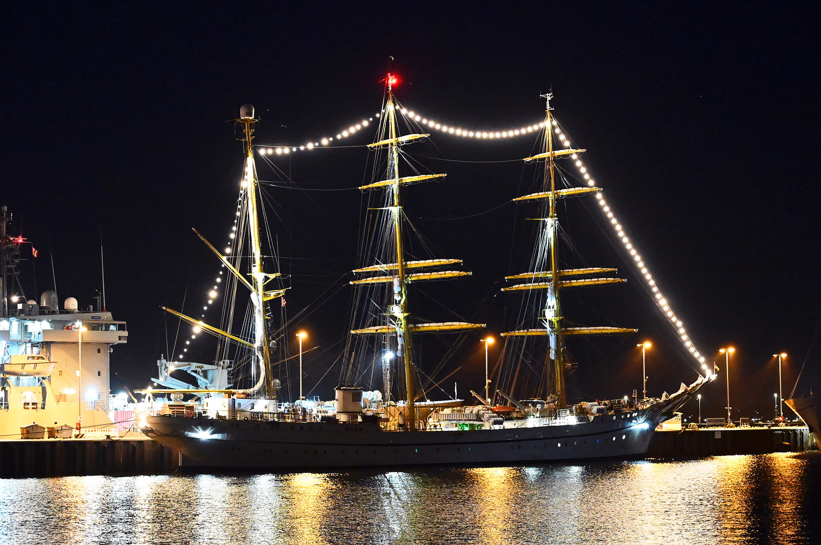 Die GORCH FOCK festlich beleuchtet am Liegeplatz in Kiel.