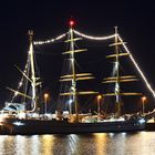 Die GORCH FOCK festlich beleuchtet am Liegeplatz in Kiel.