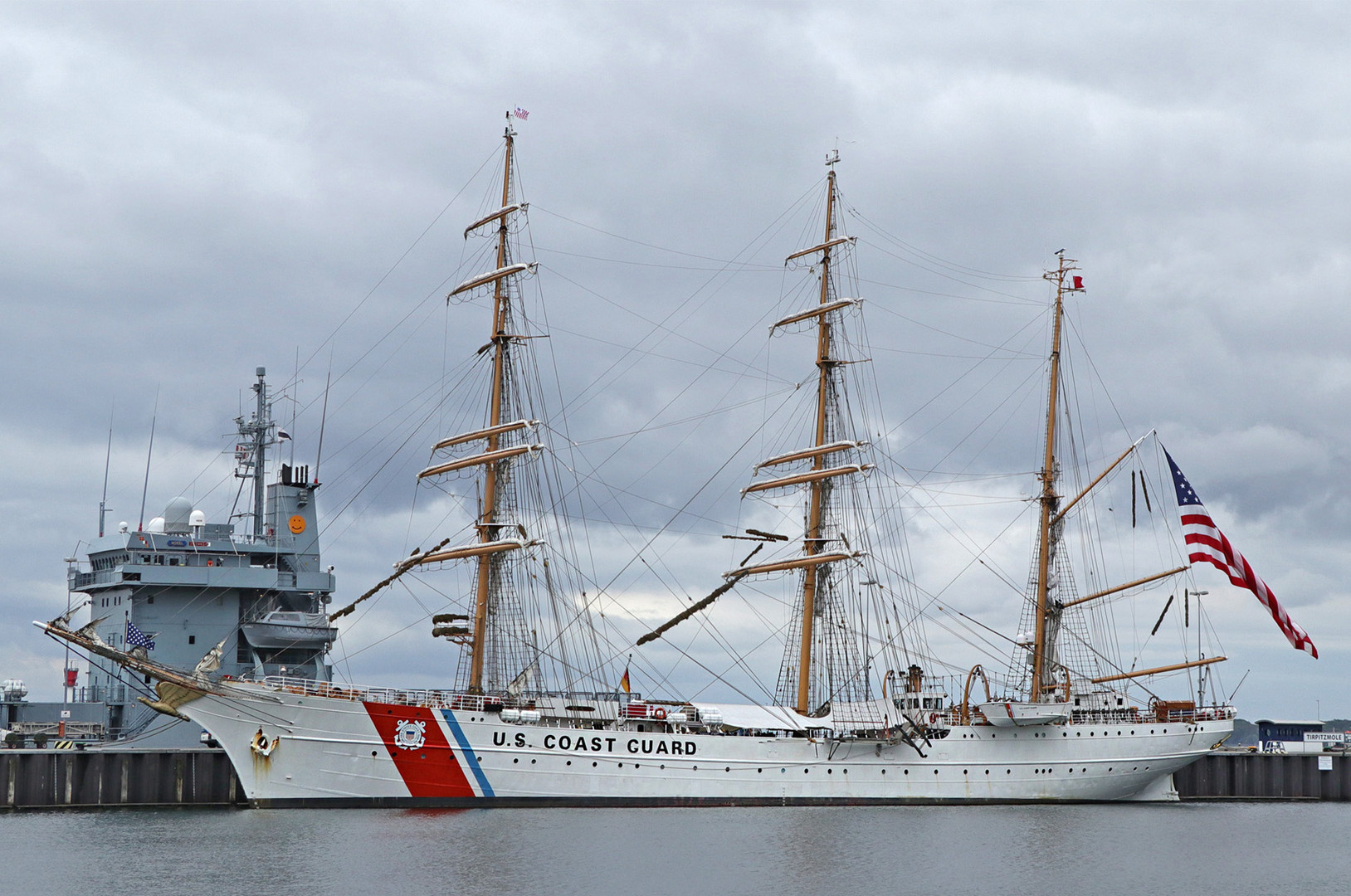 ....die GORCH FOCK ....ist wieder in Kiel....