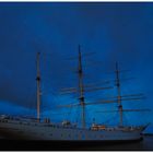 Die "Gorch Fock" unter winterlichem Himmel