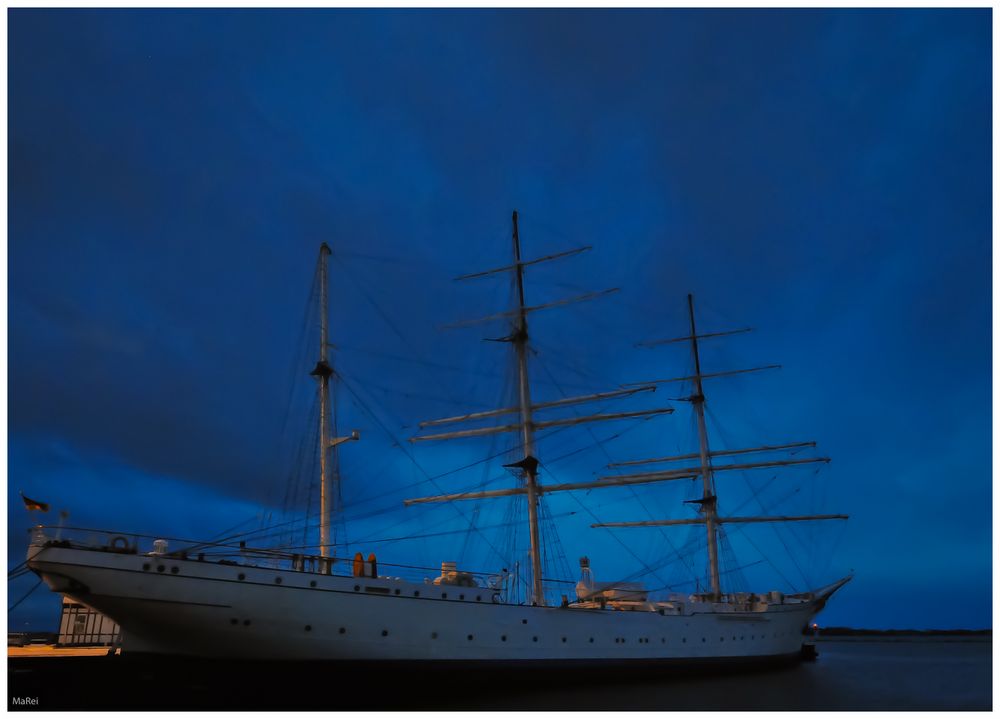 Die "Gorch Fock" unter winterlichem Himmel