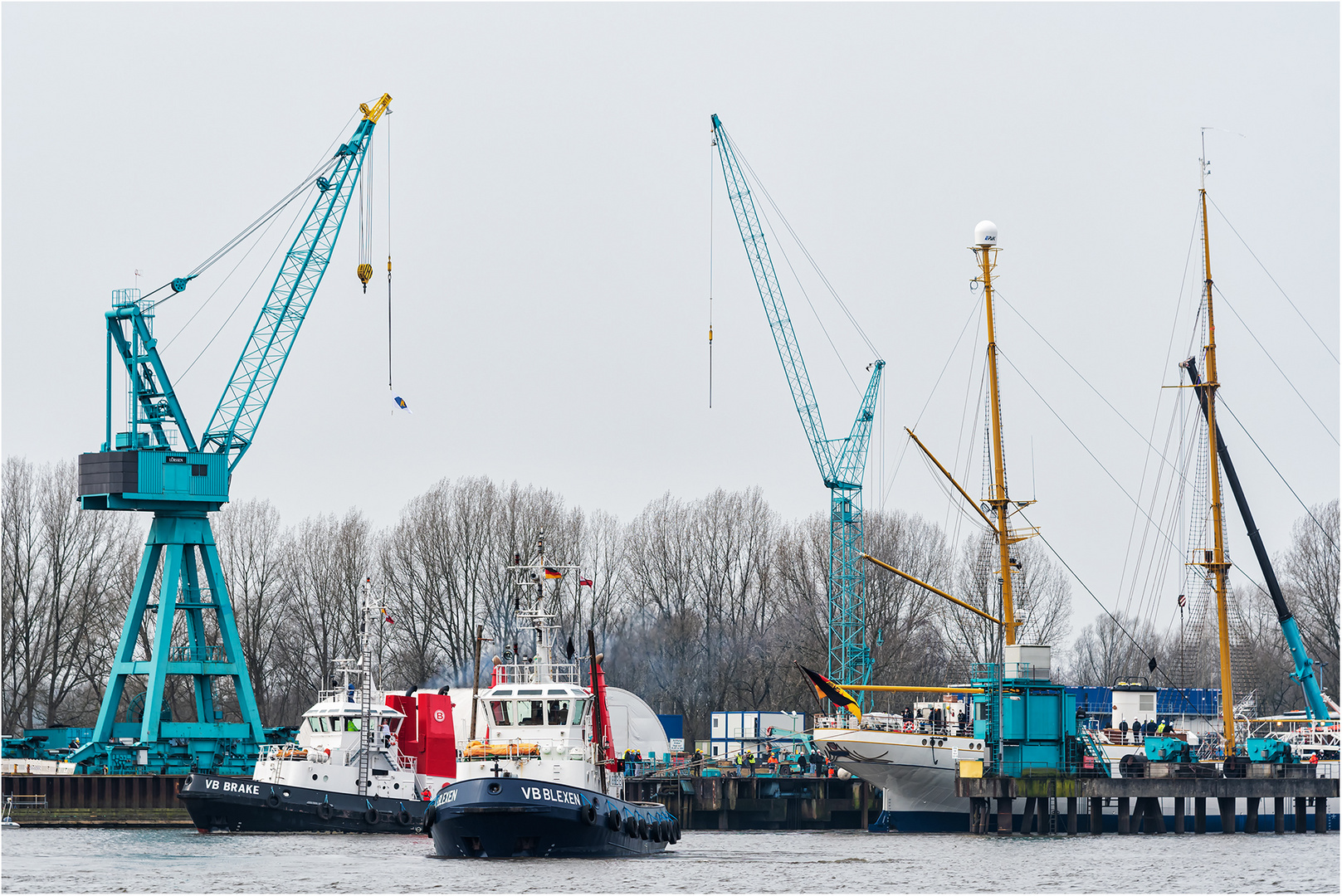 Die GORCH FOCK wird aus dem Dock gezogen 