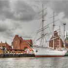 Die "Gorch Fock1" auf ihrem vorübergehend neuen Liegeplatz auf der Stralsunder Hafeninsel... 