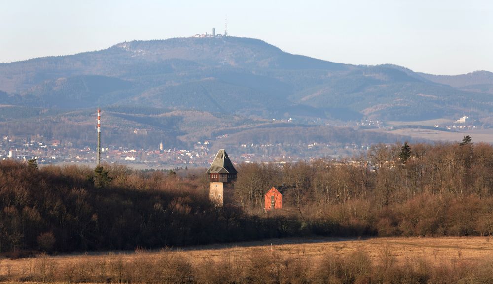 Die Gothaer Freunwarte und der Große Inselsberg in der Morgensonne