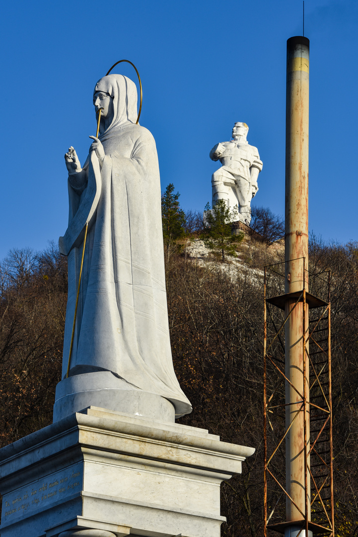 Die Gottesmutter, der Revolutionär und ein Schornstein