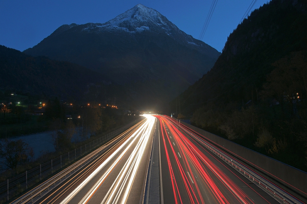 Die Gotthardautobahn in der Nacht !