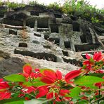 Die Gräber der Toraja im harten Lava- Gestein