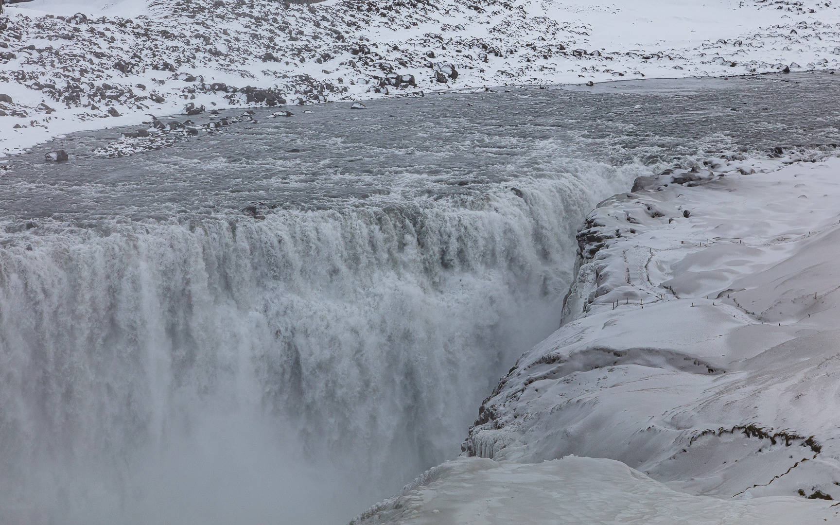 die grau-braunen Wassermassen des Dettifoss