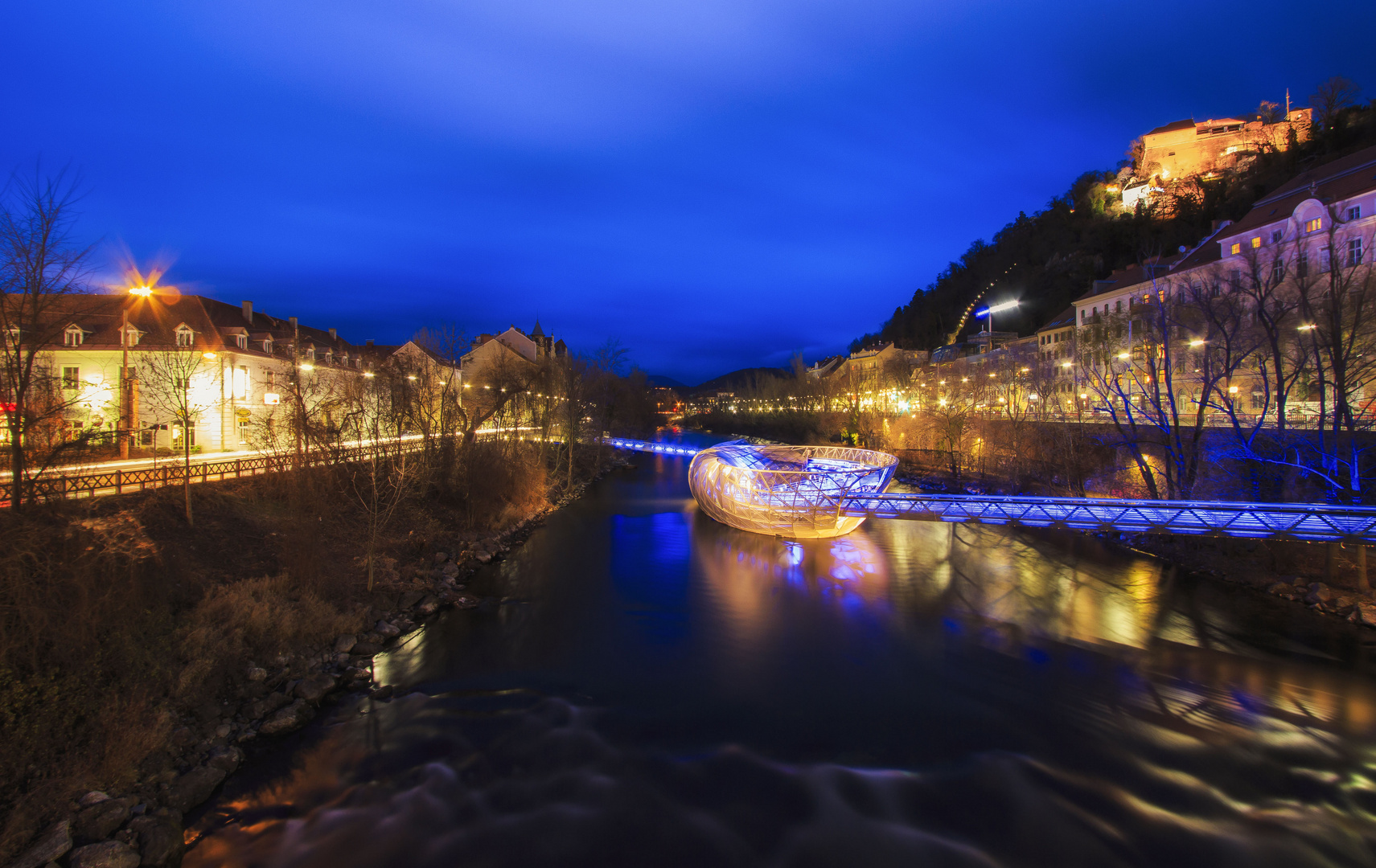 Die Grazer Murinsel bei Nacht