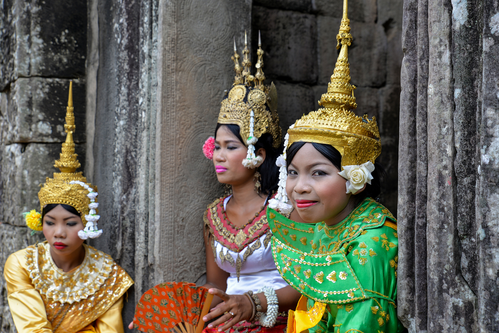 Die Grazien vom Bayon Tempel 01