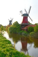 Die Greetsieler Zwillingsmühlen im Abendlicht