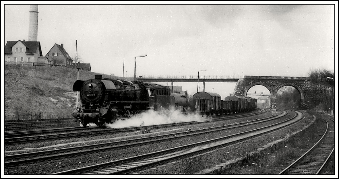 Die Grenzstraße mit zweigeteilter Brücke über die Eisenbahn …. Foto