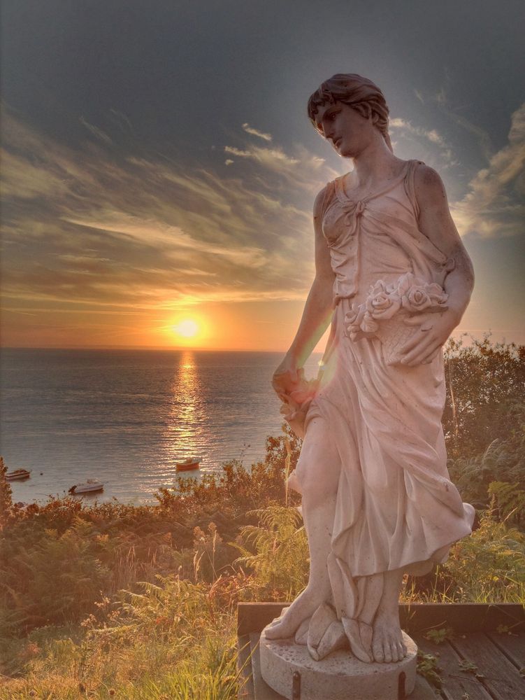 Die griechische Statue vor dem französischen Meer...