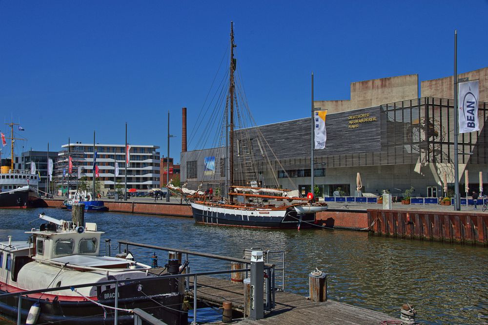 Die Grönland vor dem Auswandererhaus in Bremerhaven