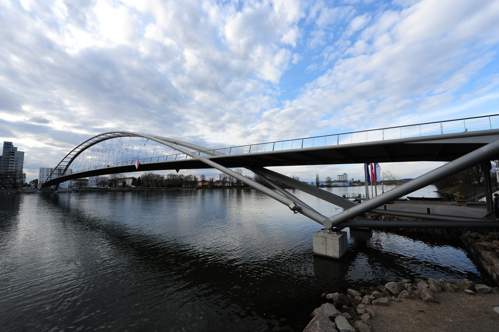 Die größte Fussgängerbrücke mit Bogenkonstruktion der Welt