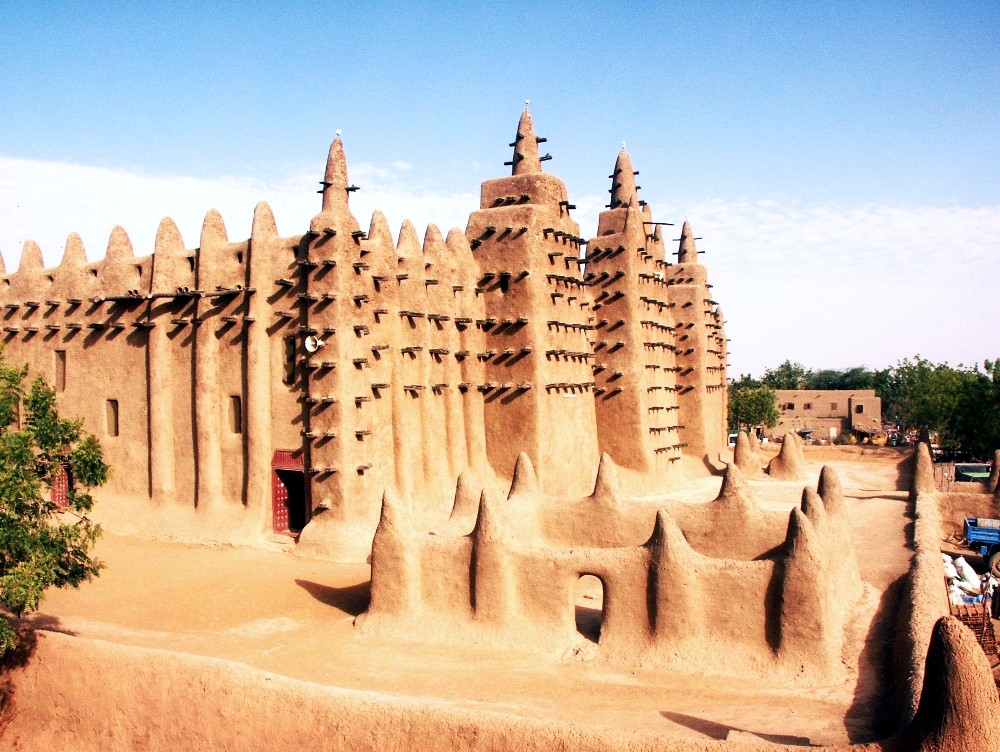 die grösste Lehmbaumoschee der Welt In Djenne`/Mali