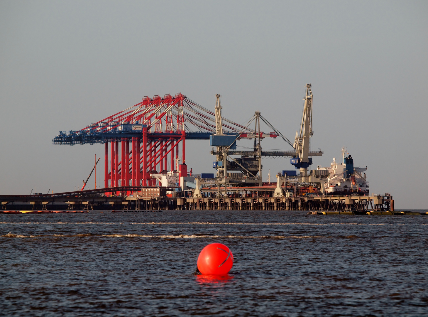 die Größten Containerlöschbrücken der Welt in Wilhelmshaven angekommen