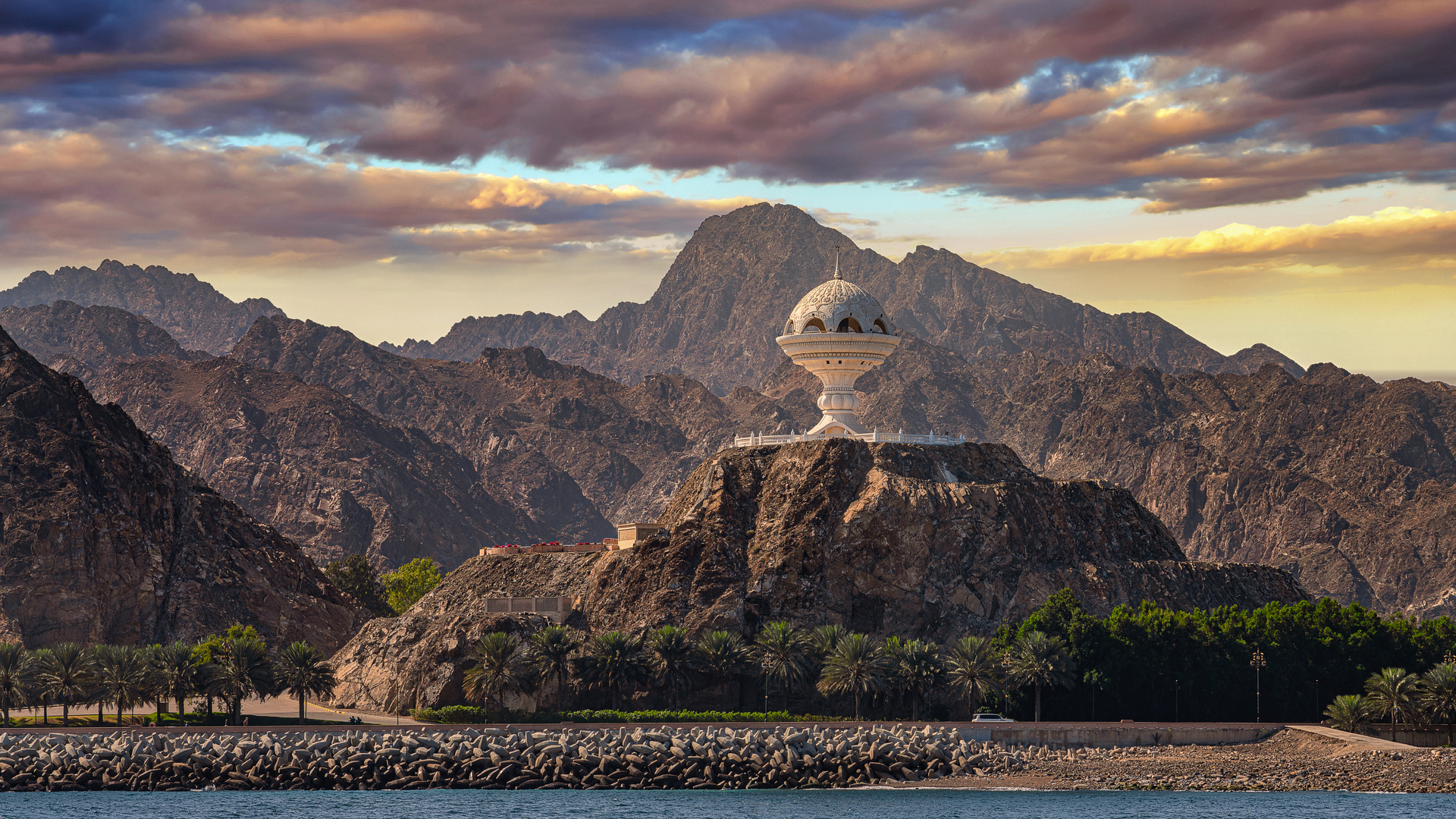 Die große Öllampe im Hafen von Muscat 