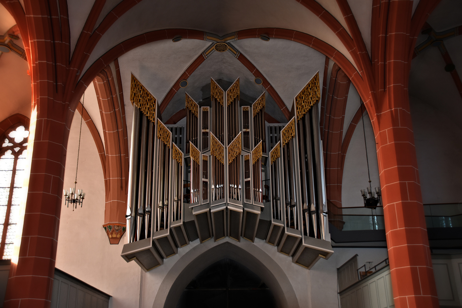 Die große Orgel über dem Westportal in der Stadtkirche Bad Hersfeld 