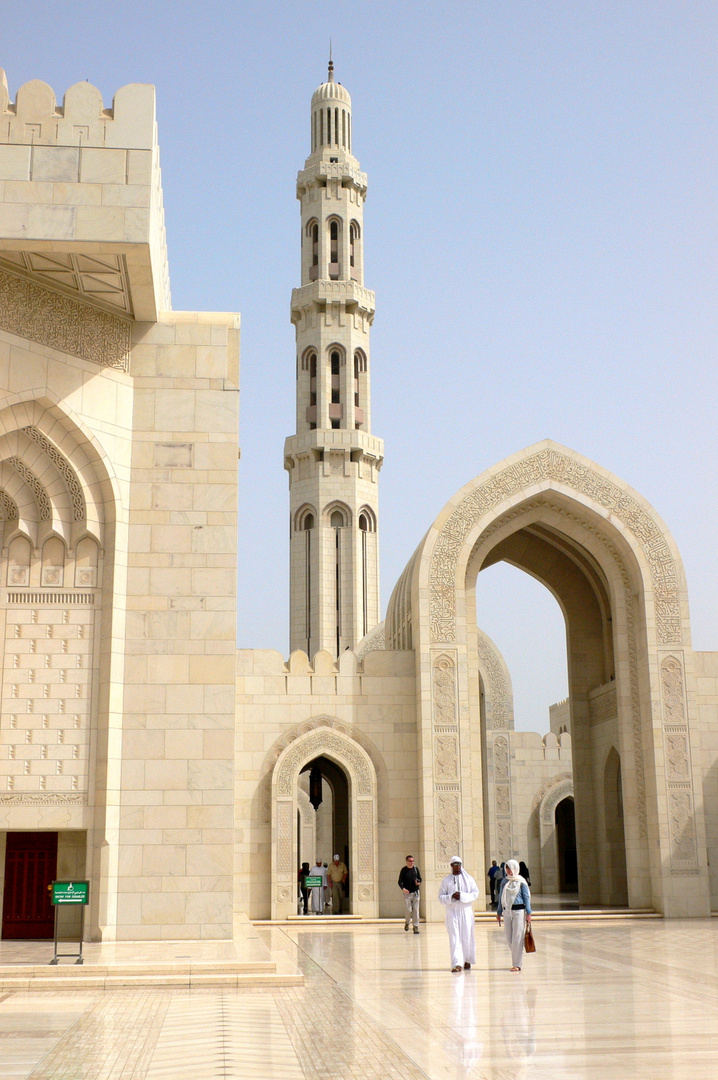 Die Große Sultan-Qabus-Moschee in der Nähe von Muscat (Oman)