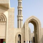 Die Große Sultan-Qabus-Moschee in der Nähe von Muscat (Oman)