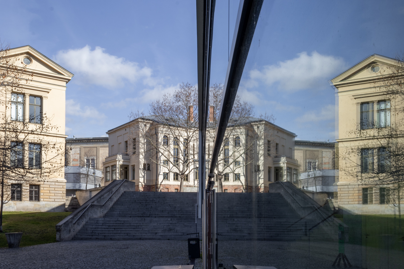 Die "große" Treppe am Uniplatz