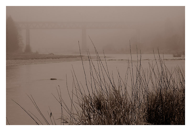 Die Großhesseloher Brücke tritt aus dem Nebel