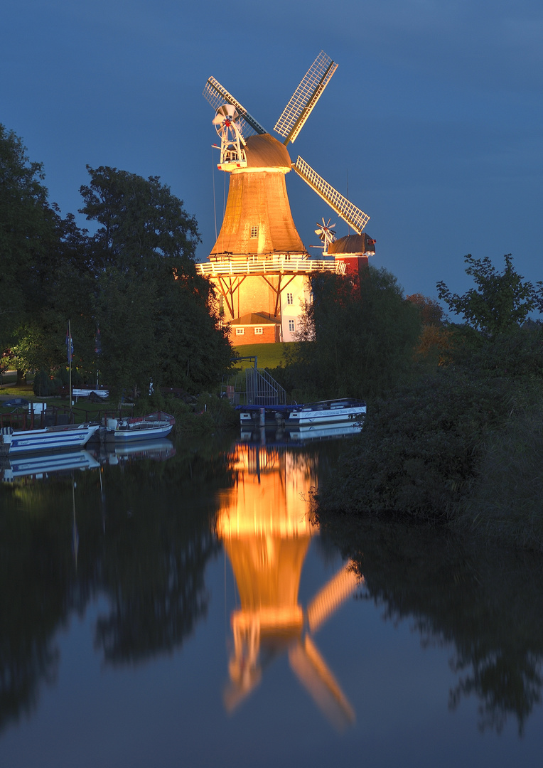 Die grüne Mühle in Greetsiel zur blauen Stunde