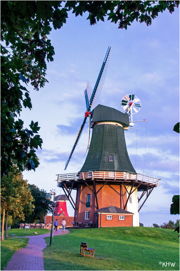 Die grüne Mühle von den beiden Zwillingswindmühlen in Greetsiel