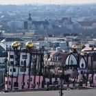 Die Grüne Zitadelle - das Hundertwasserhaus - in Magdeburg, im Hintergrund der Justizpalast