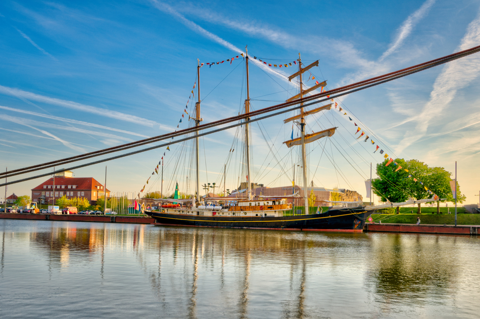 die "Gulden Leeuw" bei Sonnenschein im Neuen Hafen