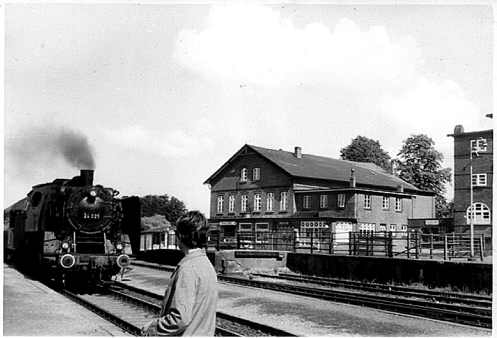 Die gute alte 24er am Bahnhof Flintbek vor 50 Jahren