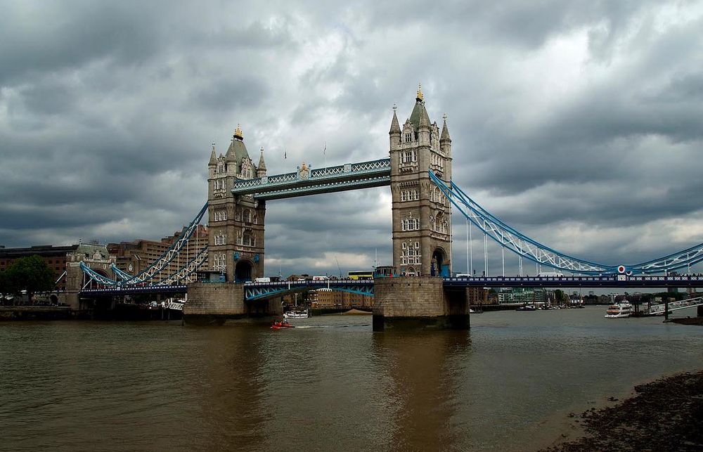 Die gute alte Tower Bridge in London ...