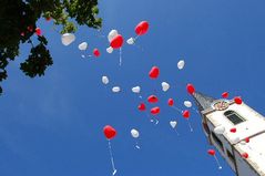 Die guten Wünschen steigen zum Himmel auf