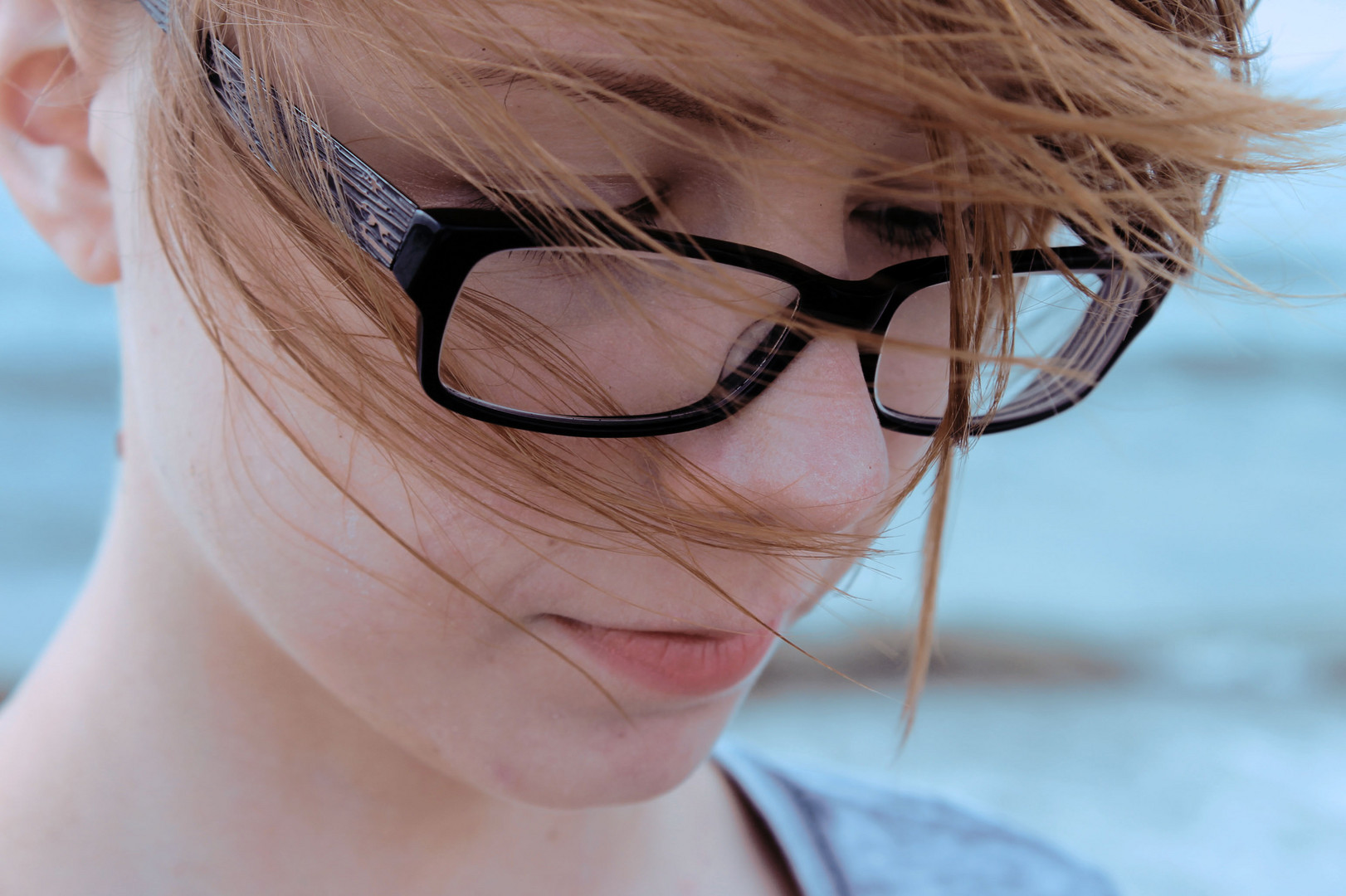 .Die Haare wehen im WInd.