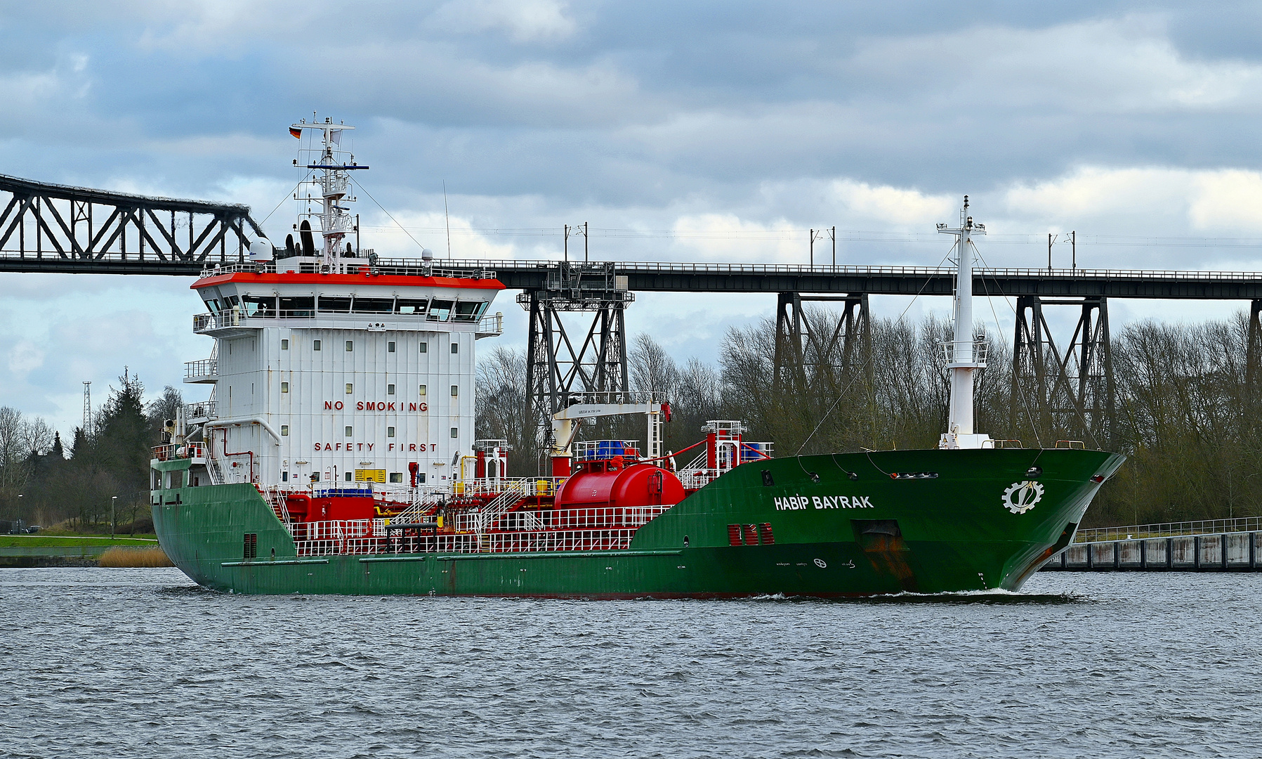 Die HABIP BAYRAK bei Rendsburg im Nord-Ostsee-Kanal