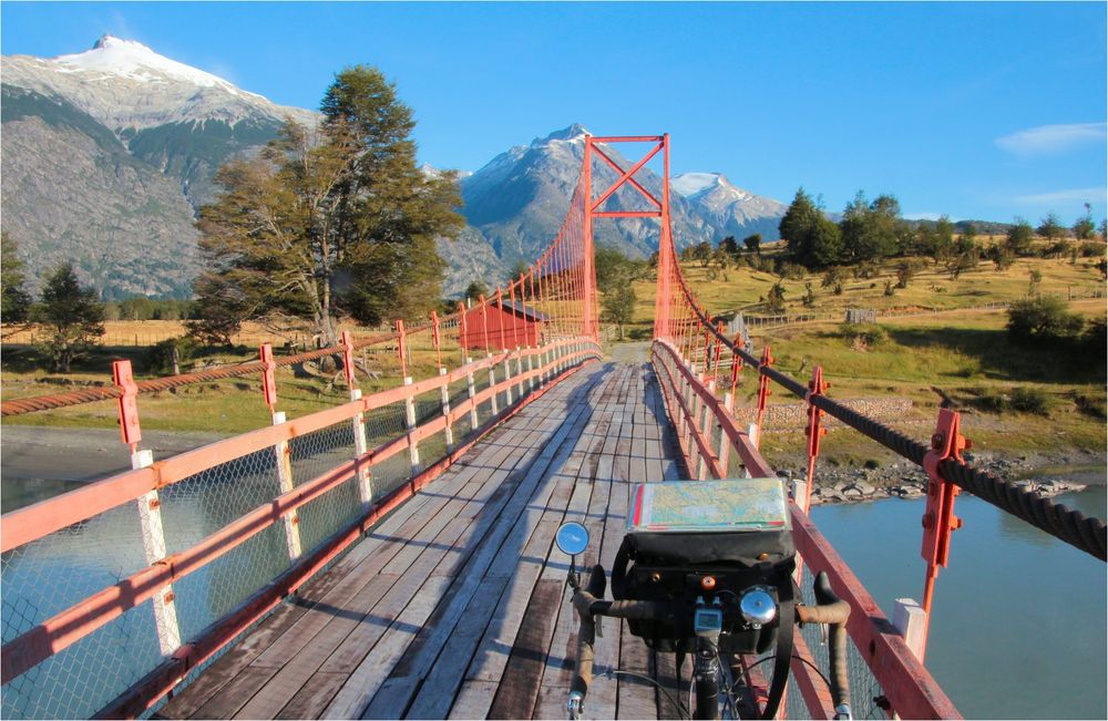 DIE HÄNGEBRÜCKE