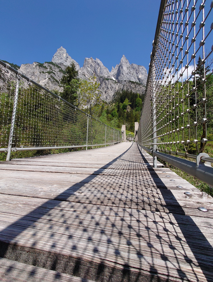 Die Hängebrücke in den Bergen