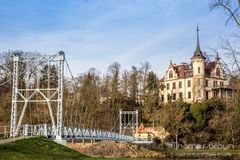 Die Hängebrücke in Grimma und oberhalb die Gattersburg