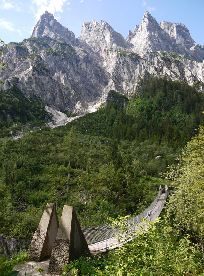 Die Hängebrücke über dem Klausbach