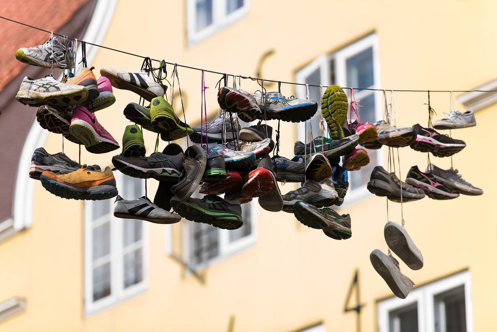 Die hängenden Schuhe in der Norderstraße