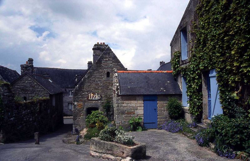 Die Häuschen mit den blauen Türen in Locronan