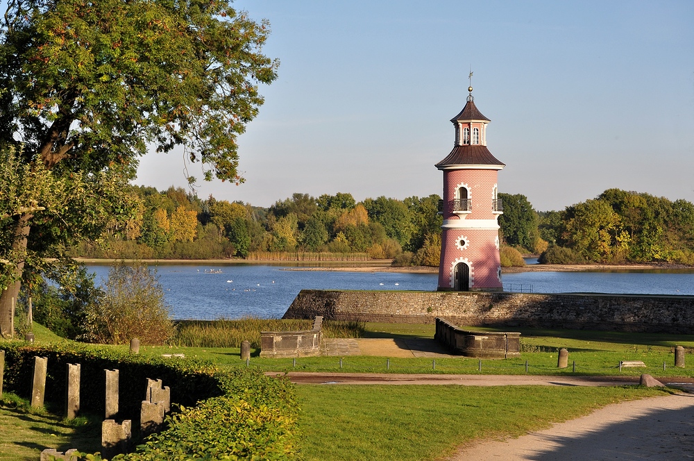 Die Hafenanlage mit Mole und Leuchtturm...........