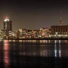 Die Hafencity samt Elbphilharmonie am Abend vom Hansahöft