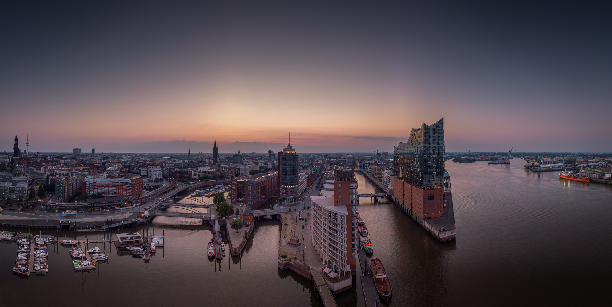 Die Hafencity und Speicherstadt von Hamburg am frühen morgen 