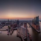 Die Hafencity und Speicherstadt von Hamburg am frühen morgen 