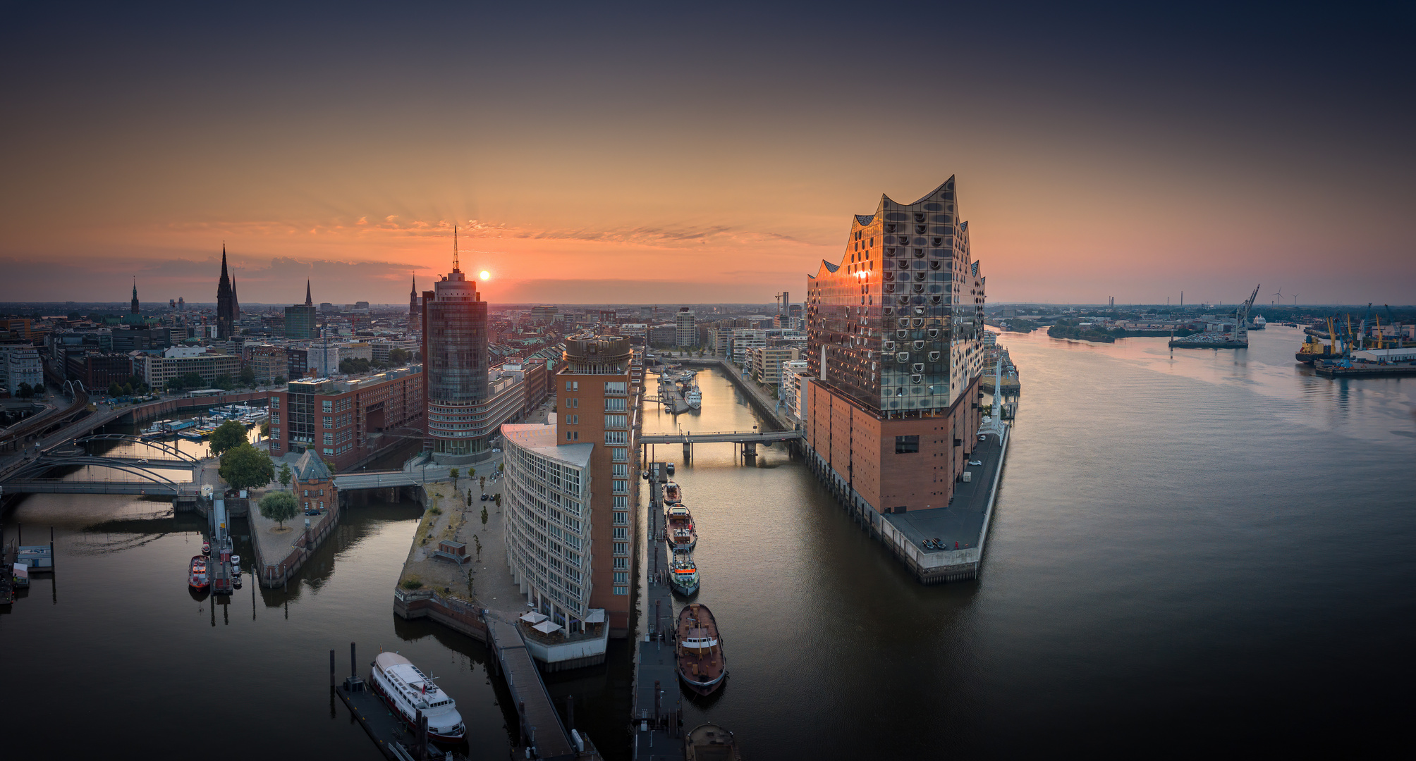 Die Hafencity und Speicherstadt von Hamburg am frühen morgen mit Sonnenaufgang