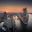 Die Hafencity und Speicherstadt von Hamburg am frühen morgen mit Sonnenaufgang