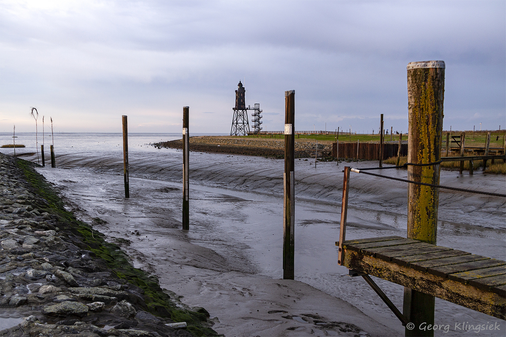 Die Hafeneinfahrt von Dorum bei Niedrigwasser 