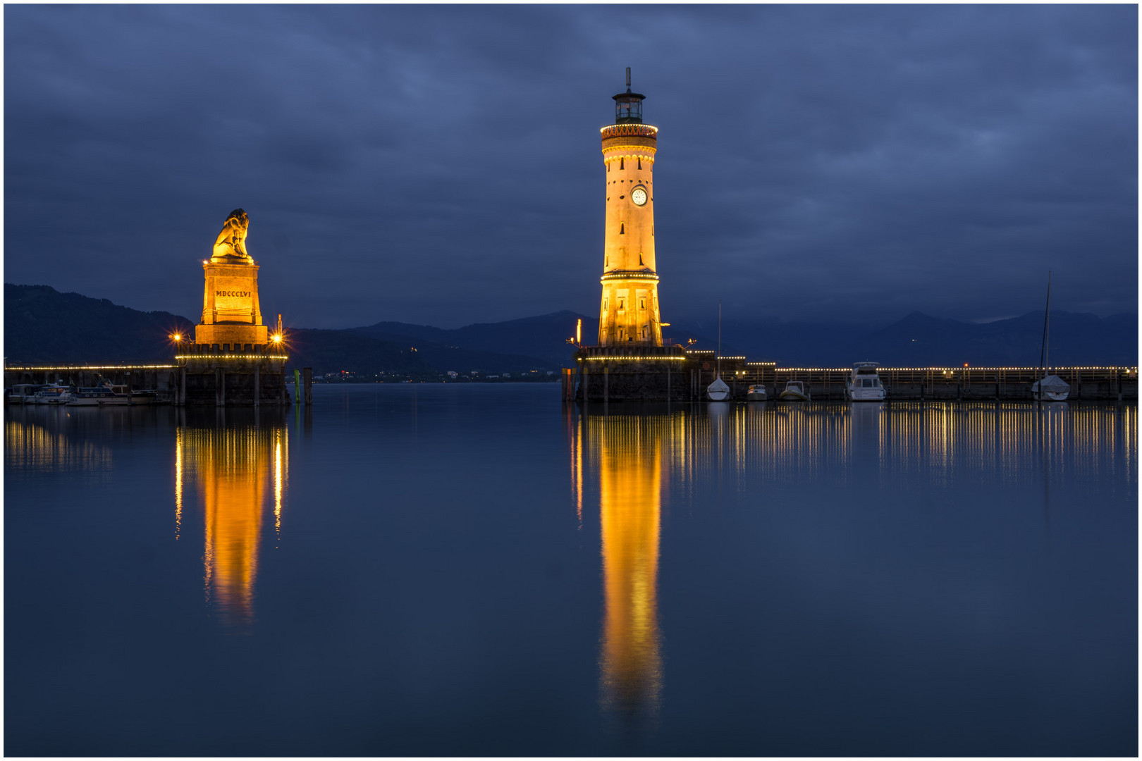 Die Hafeneinfahrt von Lindau am Bodensee